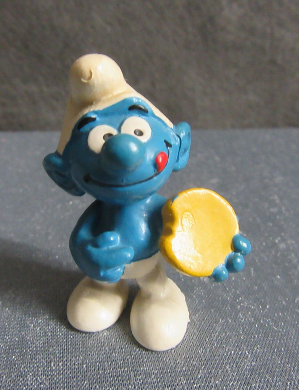 Statuette: Schlumpf mit Keks - ab CHF 4.00 – Usato da Auenstein venduto da Padabimbim