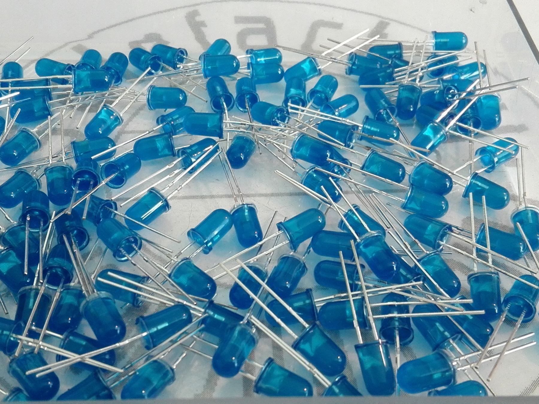 Componenti elettronici: LED blau 5mm, 50 Stück – Nuovo (secondo la descrizione) da Luzern venduto da Salefactory