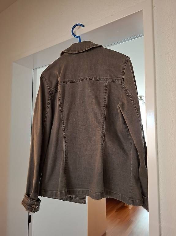 Jacken: Graue Jeansjacke mit Knöpfen, Grösse 40 – Gebraucht aus Sursee von Migamo55 2