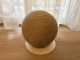 „Trixie“ Kratzball Sisal Natur mit Holzsockel D= 30cm