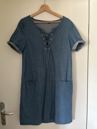 Robe en jean KIABI T. 38 lacets devant bon état