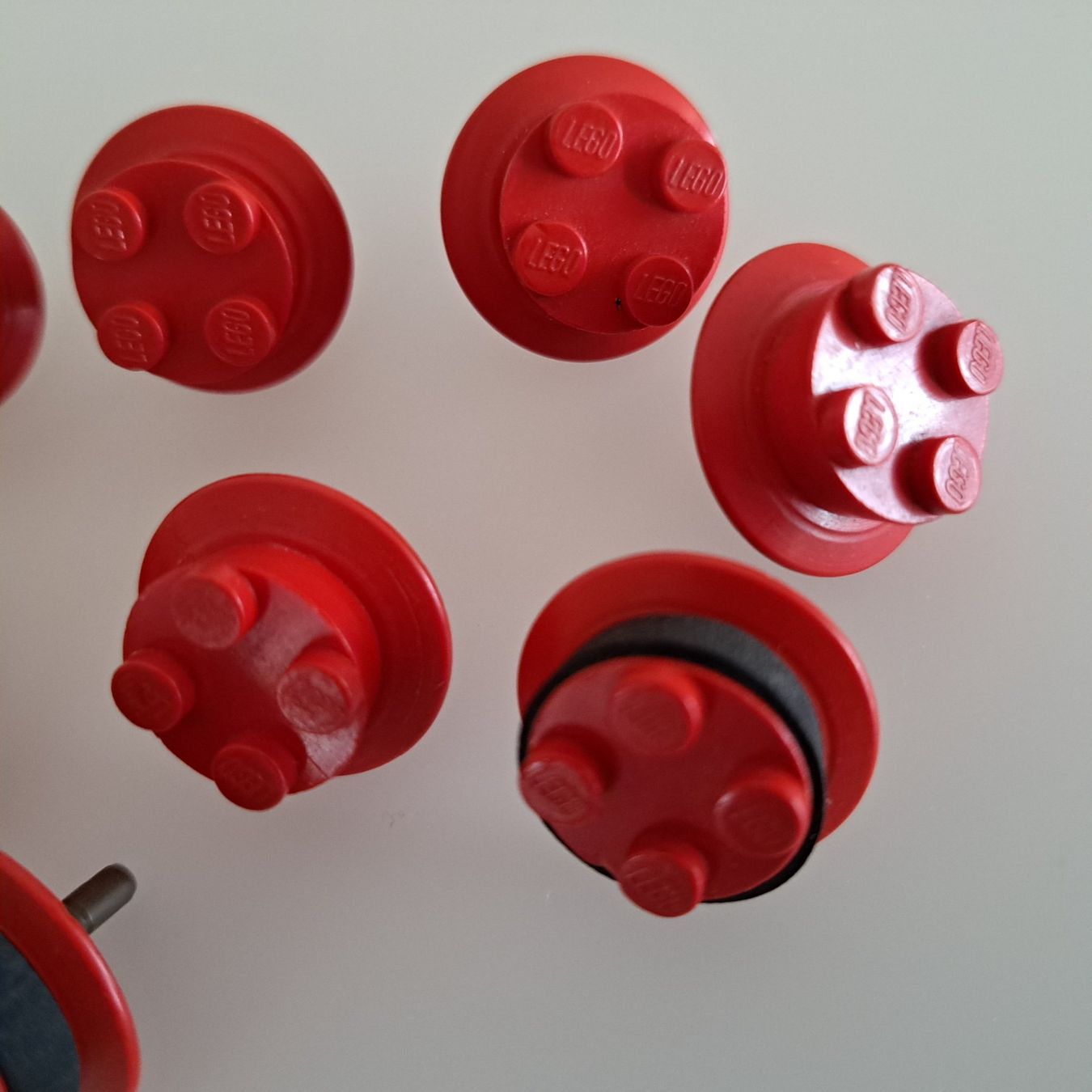 Lego Giocattoli: 10x Lego Räder mit Achsen rot, 3x mit Gummiband – Usato da Langendorf venduto da thesi246 5