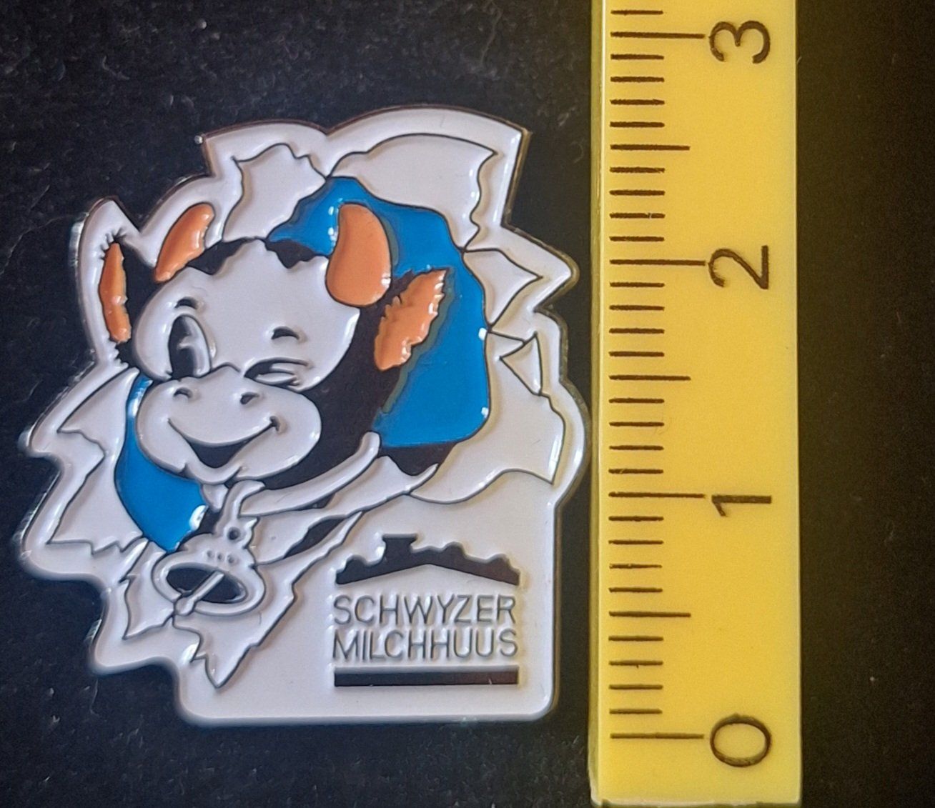 Placchette & Badge: Pin Kuh Schwyzer Milchuus mit Glocke – Usato da Zug venduto da Sdoerfli