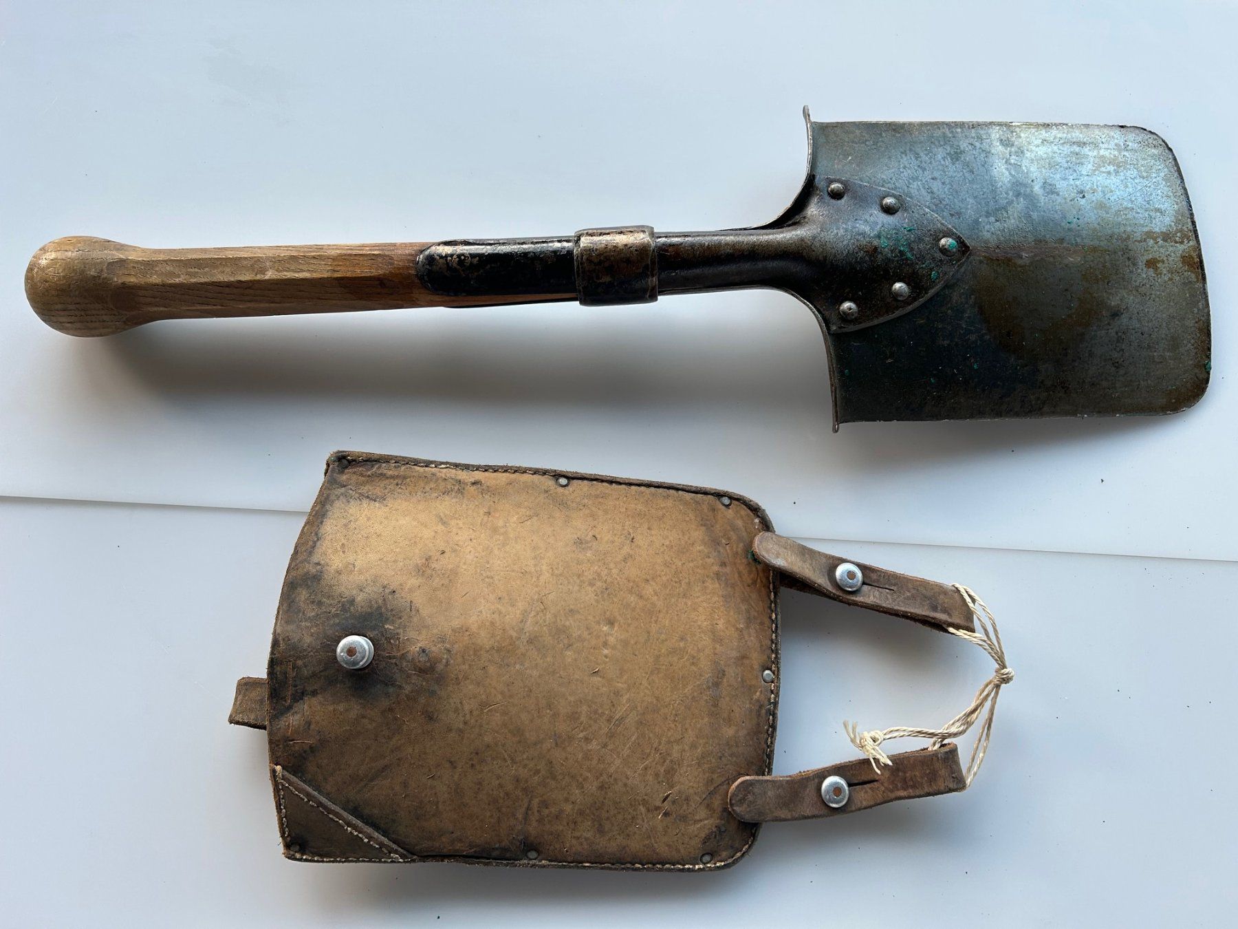 Schweizer Armee Tutti gli attrezzi: Original Schweizer Militärspaten mit Ledertasche. – Usato da Titterten venduto da Ameanrio 3