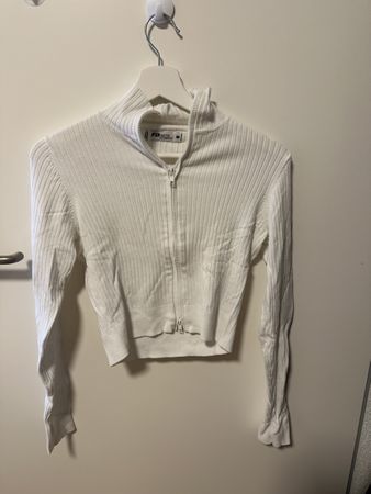 Weisser Rippenpullover mit Reissverschluss Grösse M