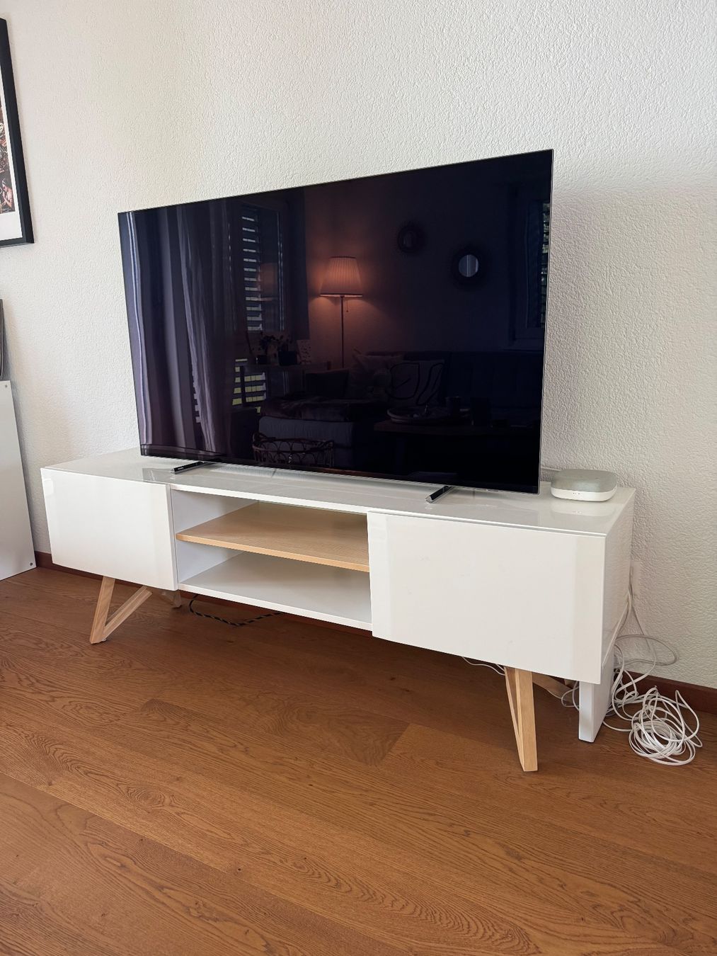 Meubles TV: Weisses TV Möbel Holzbeine – D'occasion à Eglisau par sorayaliisa