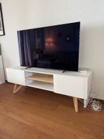 Weisses TV Möbel Holzbeine