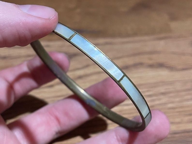 Bracciali & Braccialetti: Schickes Vintage Messing Armreif mit Perlmutt Einlagen – Usato da Zuerich venduto da Dorsi 1