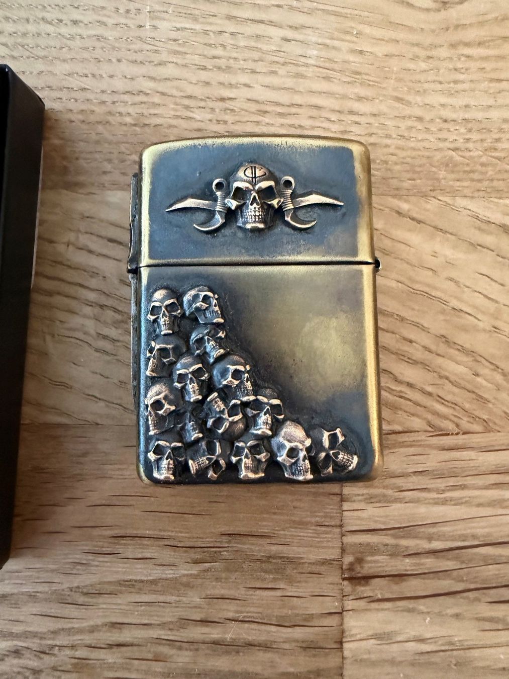 Zippo Feuerzeuge: Bastinelli Double Skulls ZIPPO Feuerzeug – Neu und originalverpackt aus Villars-sur-Glane von Dam0 1