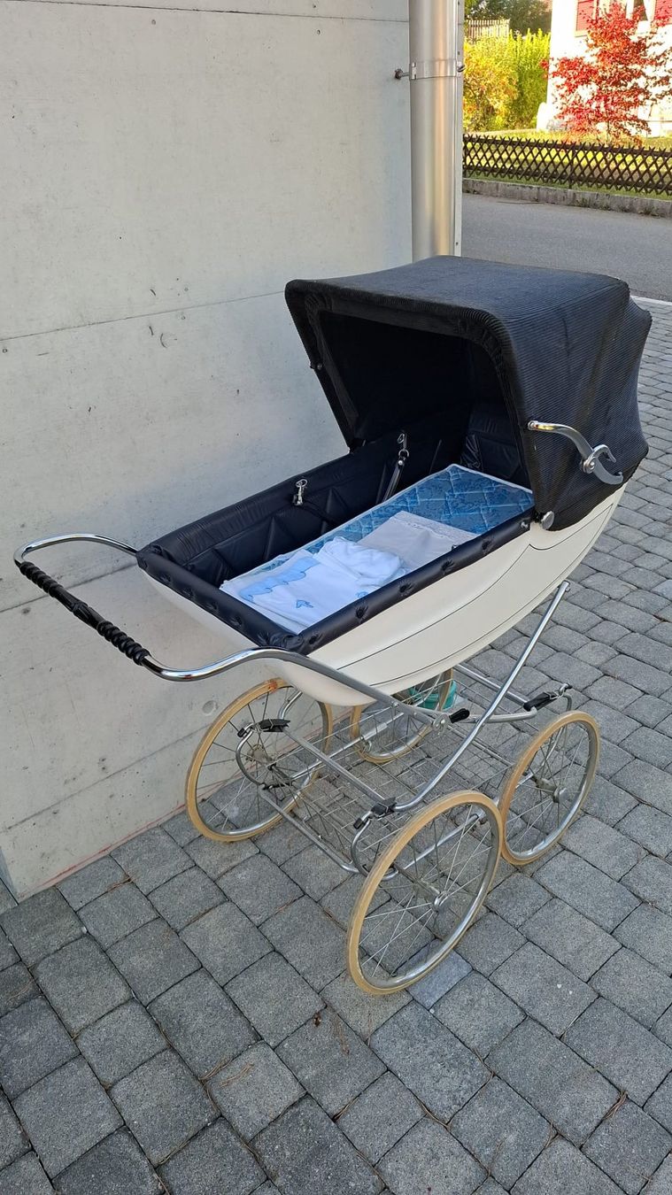 Poussette: Poussette ancienne – D'occasion à Tavannes par tavannes5 6