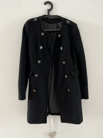 Schwarzer Wintermantel mit Knöpfen, Grösse 36