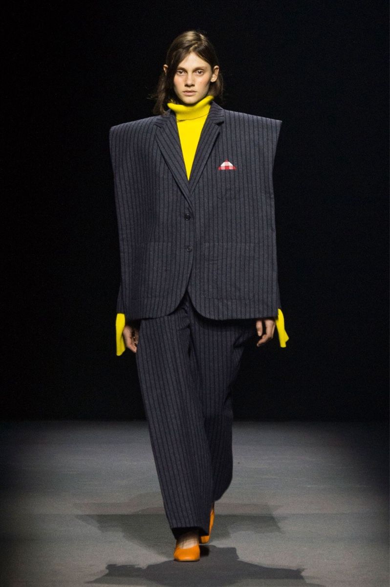 Jacquemus Giacche: Jacquemus grey pinstripe, reconstructed blazer, new – Nuovo e nell'imballaggio originale da Zürich venduto da EShopping81