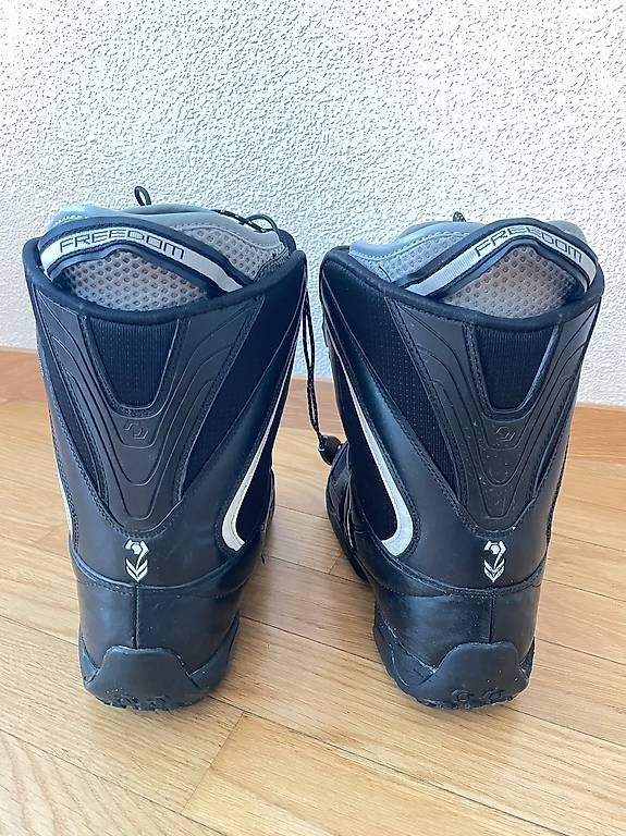 Scarpe da donna: Snowboardschuhe Damen Gr 37.5 – Usato da Bern venduto da francesca35 1