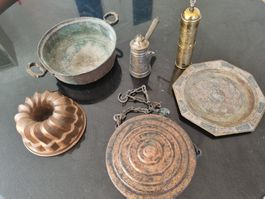 Diverse Antiquitäten, meist aus Kupfer, teils sehr alt