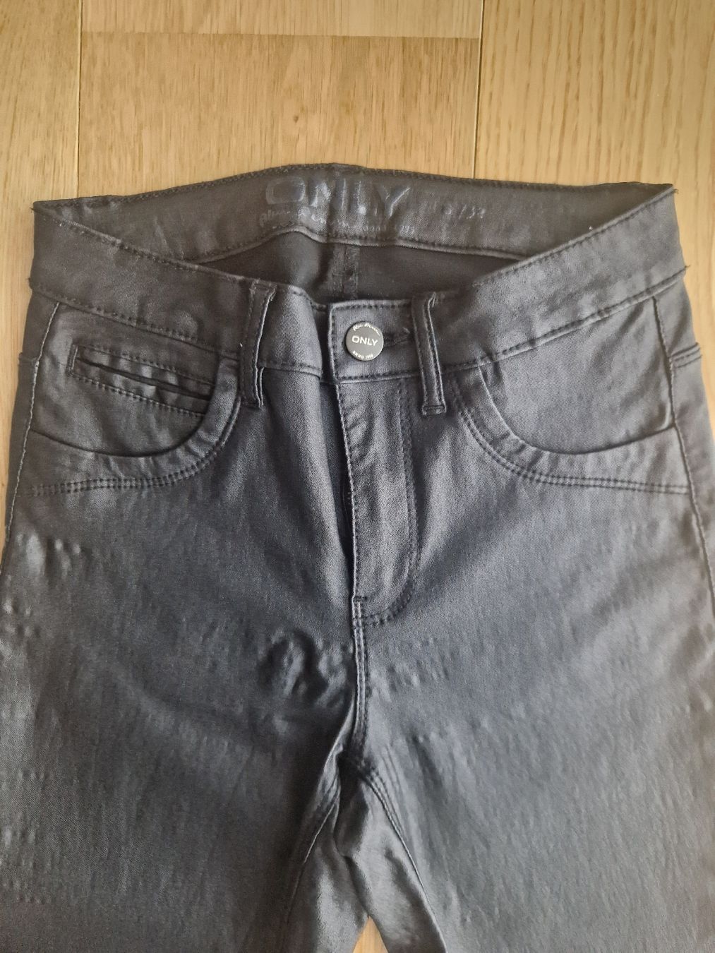 Only Jeans: Only Jeans in schwarz/glanz Gr. S/32 – Usato da Wittenbach venduto da jo_bi93