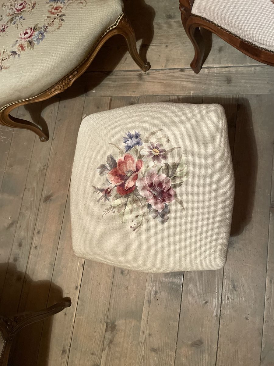 Sofas: Möbel-Set mit Stickerei: Sofa, 2 Sessel, Hocker – Gebraucht aus Zürich von Campi1000 8