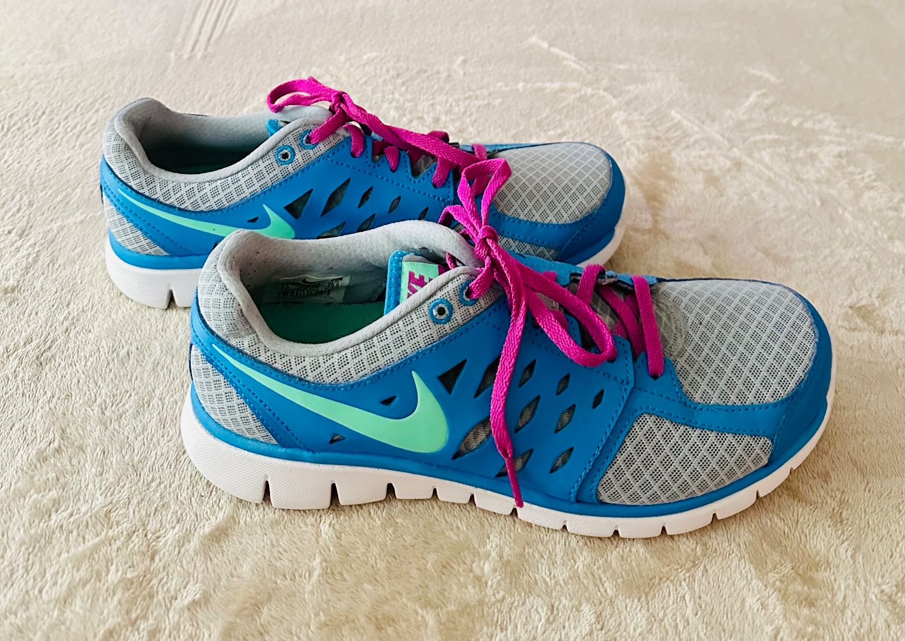 Nike Damenschuhe: Sneakers von Nike, Grösse 41 – Gebraucht aus Wallbach von paxnic 3