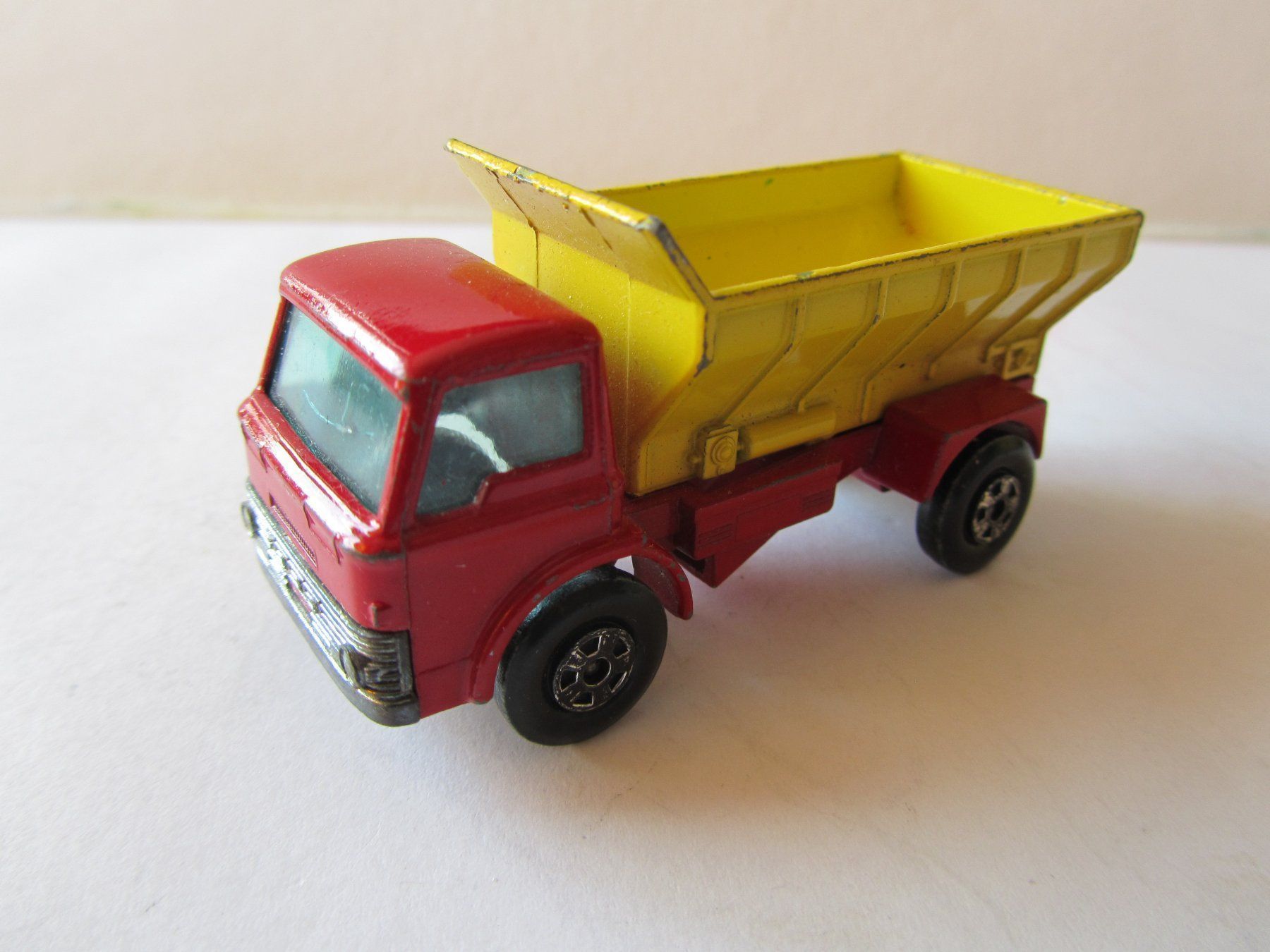 Matchbox Modellini d'auto: Grit Spreader, Matchbox Superfast, Nr. 70 A – Usato da Weiningen ZH venduto da dietsch57