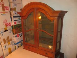 Barocker, geschwungener Aufsatzschrank vor 1800