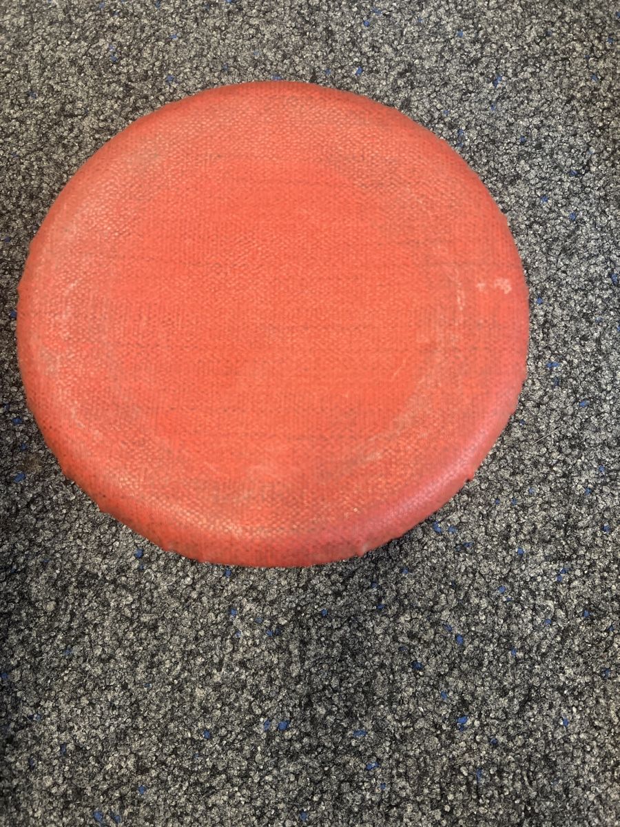 Sgabelli: Vintage Hocker, rot, Holzbeine – Usato da Rorschach venduto da TrendyDeals 1