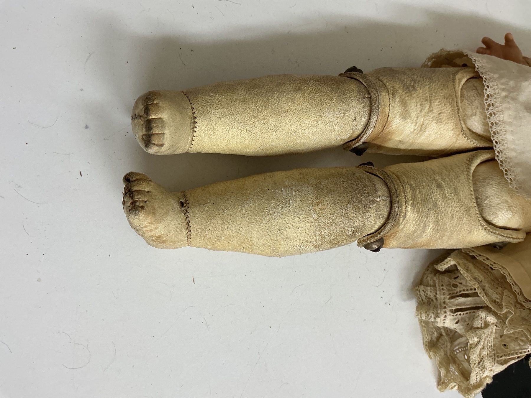 Bambole: Antike Puppe mir Lederkörper – Usato da Bern venduto da vielerart 3