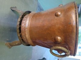 Seau à charbon ancien en cuivre avec anses décoratives