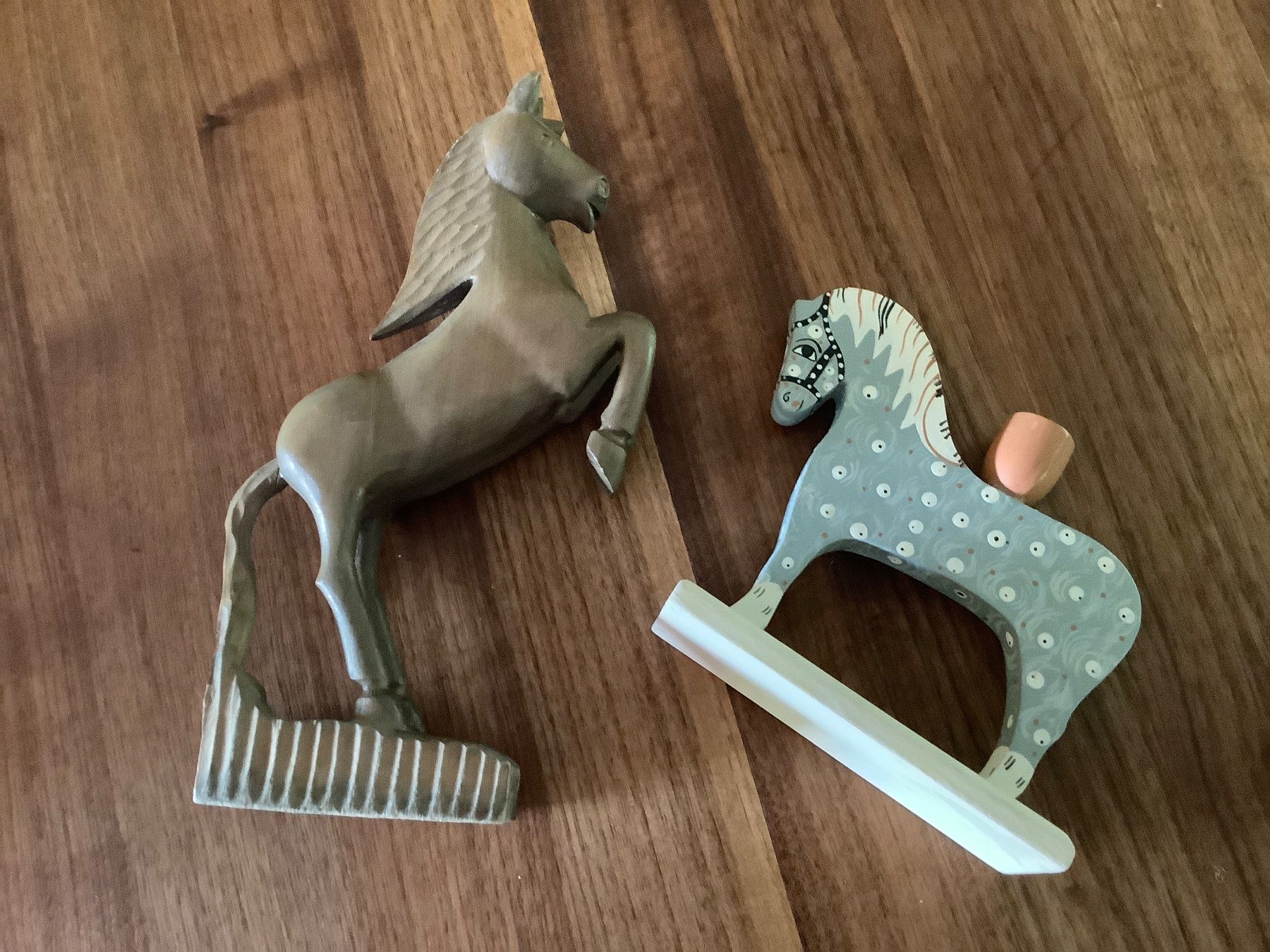 Figurines: 2 Holzpferde – D'occasion à Winterthur par wintidizi