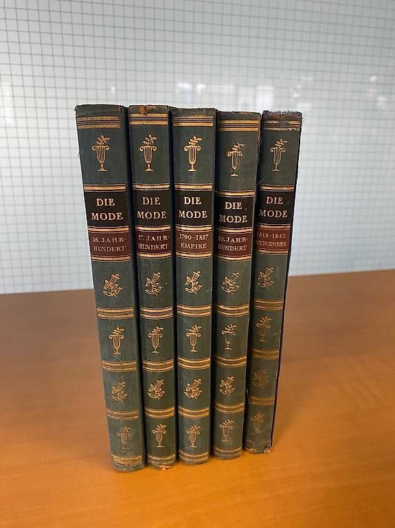 Bücher: 5 Bände - Die Mode – Gebraucht aus Steinhausen von einzelstueck-brocki