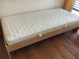 Einzelbett aus Buche - komplett, Lattenrost, Matratze. Schön
