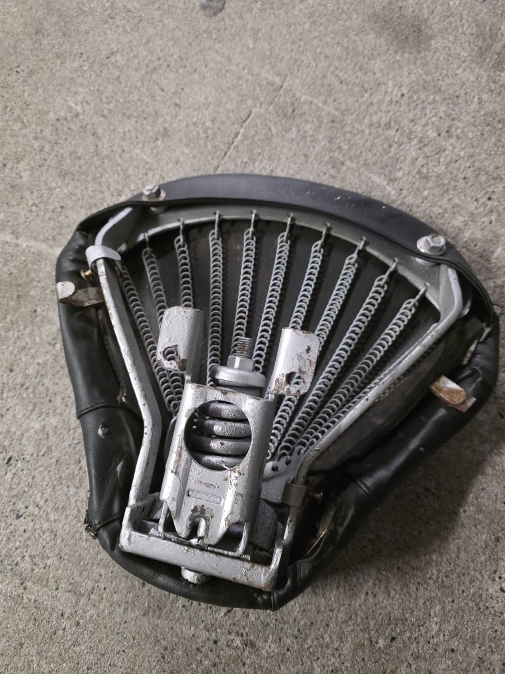 Vespa Toutes les pièces détachées moto: Vespa VNB Sattel schwarz mit Federn  – D'occasion à Wettingen par Lg_zt2d 2