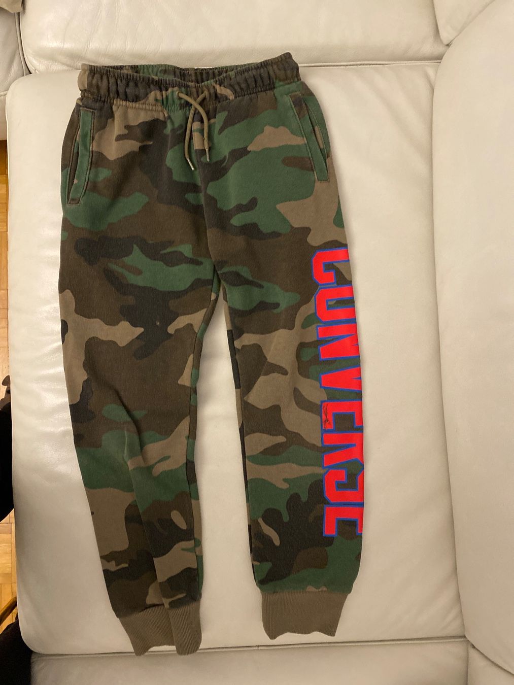 Pantaloni: 2 Pantalons jogging CMP et CONVERSE t. 128 – Usato da Genève venduto da Fencer3_914 2