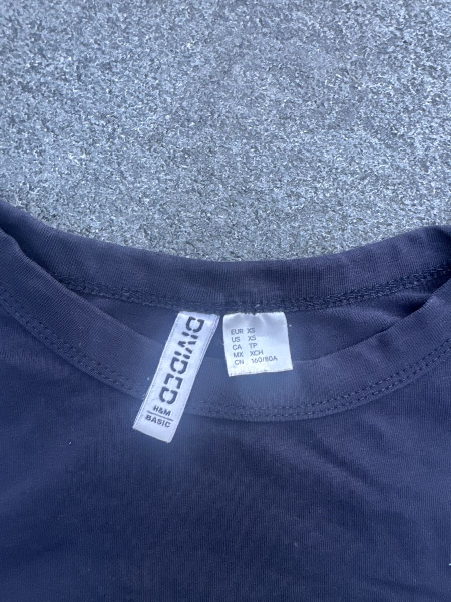 H&M T-shirt: Dunkles Langarmshirt von H&M Divided Size XS – Usato da Muri b. Bern venduto da ann_g287 1