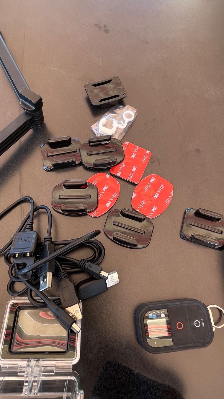 Gopro Action Cam: GoPro HERO4 Silver + lot d’accessoires + télécommande – Usato da Vuarrens venduto da Pipaps 3
