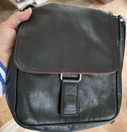 Schwarze JOST Leder Umhängetasche – zeitlos & elegant!