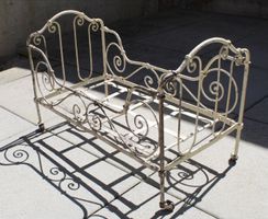 Antikes Puppenbett, Eisen , (  zb: als Blumenhöckli )