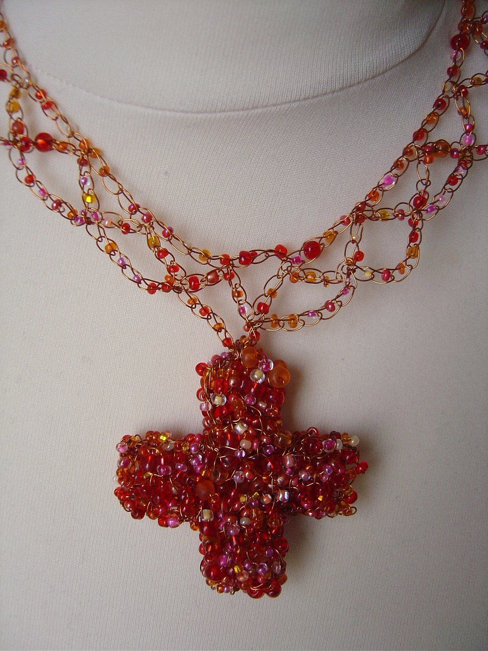 Catenine: Wunderschöner Schmuck - Beadwork "Kreuz mit feiner Kette" – Nuovo (secondo la descrizione) da Füllinsdorf venduto da Bantrybay 1