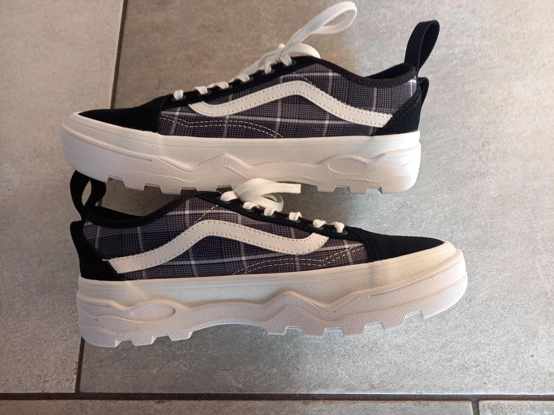 Vans Scarpe per ragazze: Vans Old Sko neuves 37 – Nuovo e nell'imballaggio originale da Sembrancher venduto da calimerora