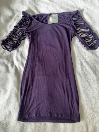 ROBE VIOLETTE À MANCHES AJOURÉES