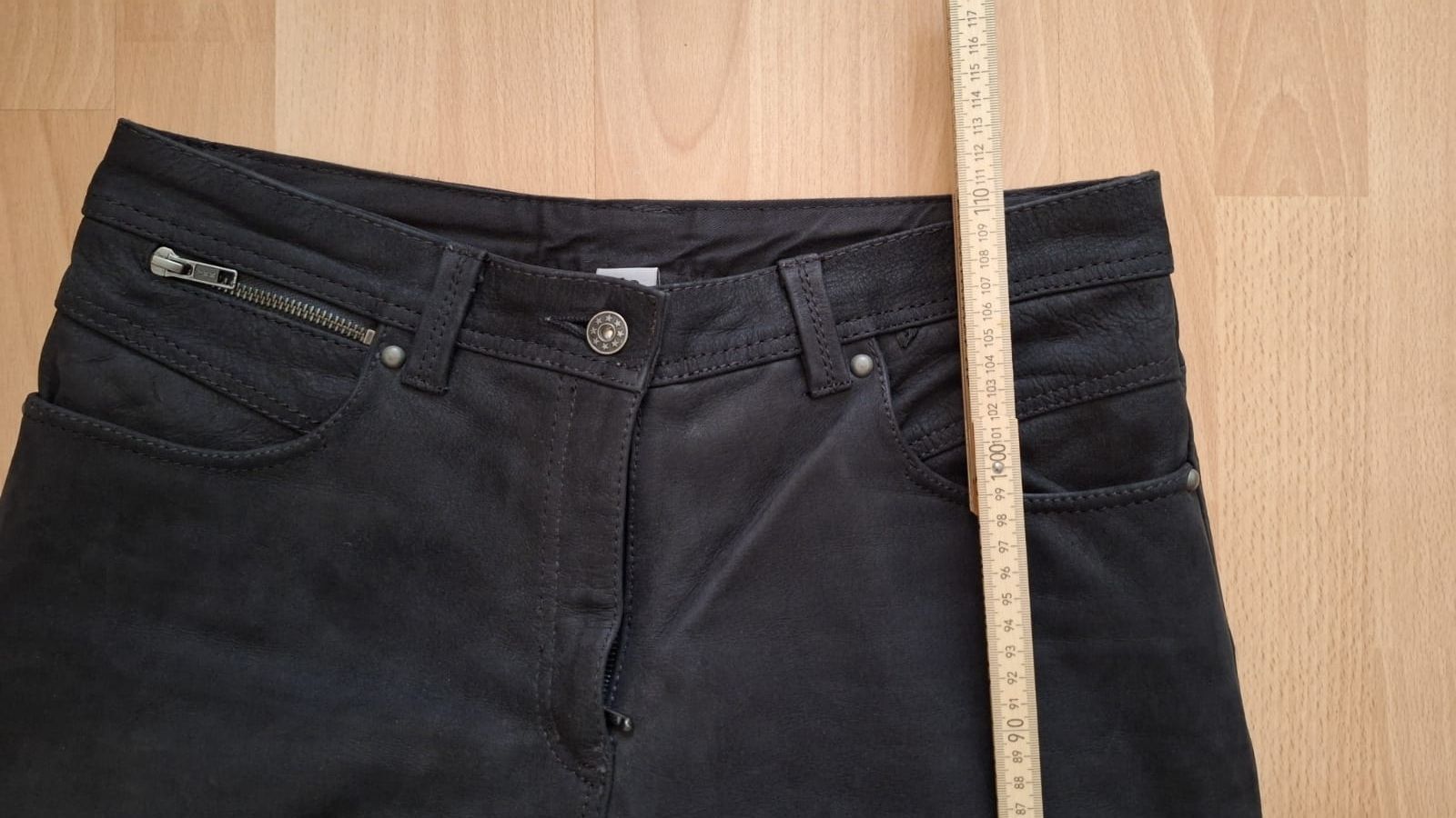 Pantaloni: Lederhose Töff – Usato da Zürich venduto da xpecific 1