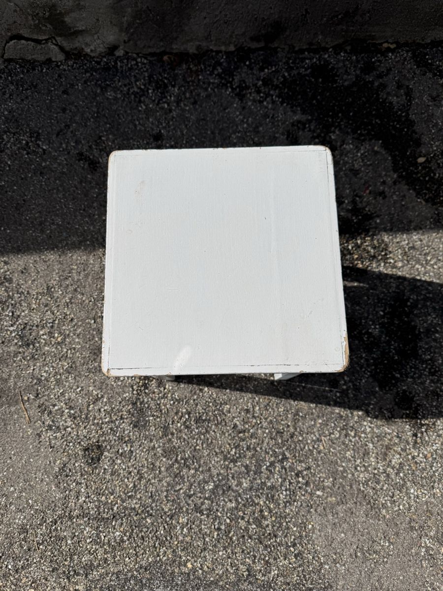 Tabourets: Petit tabouret blanc bois état usagé – D'occasion à la Chaux-de-Fonds par Ssuissse.ch 2