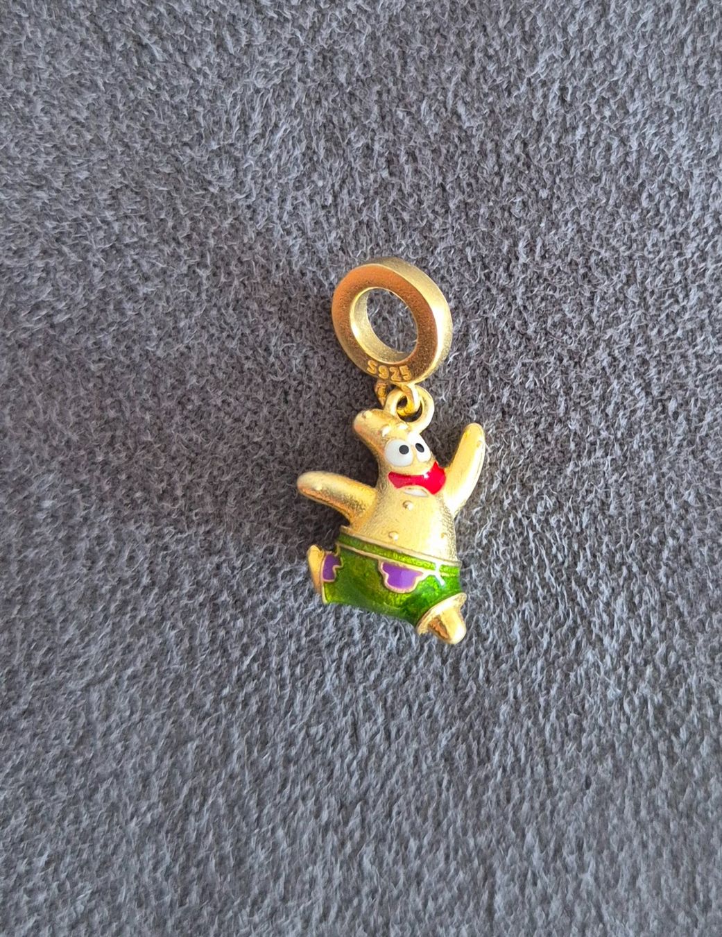 Pendentifs: Silber Charm Patrick goldfarbig +Garantie – Neuf (Voir description) à Rotkreuz par Carbone_Bijou-Shop 3