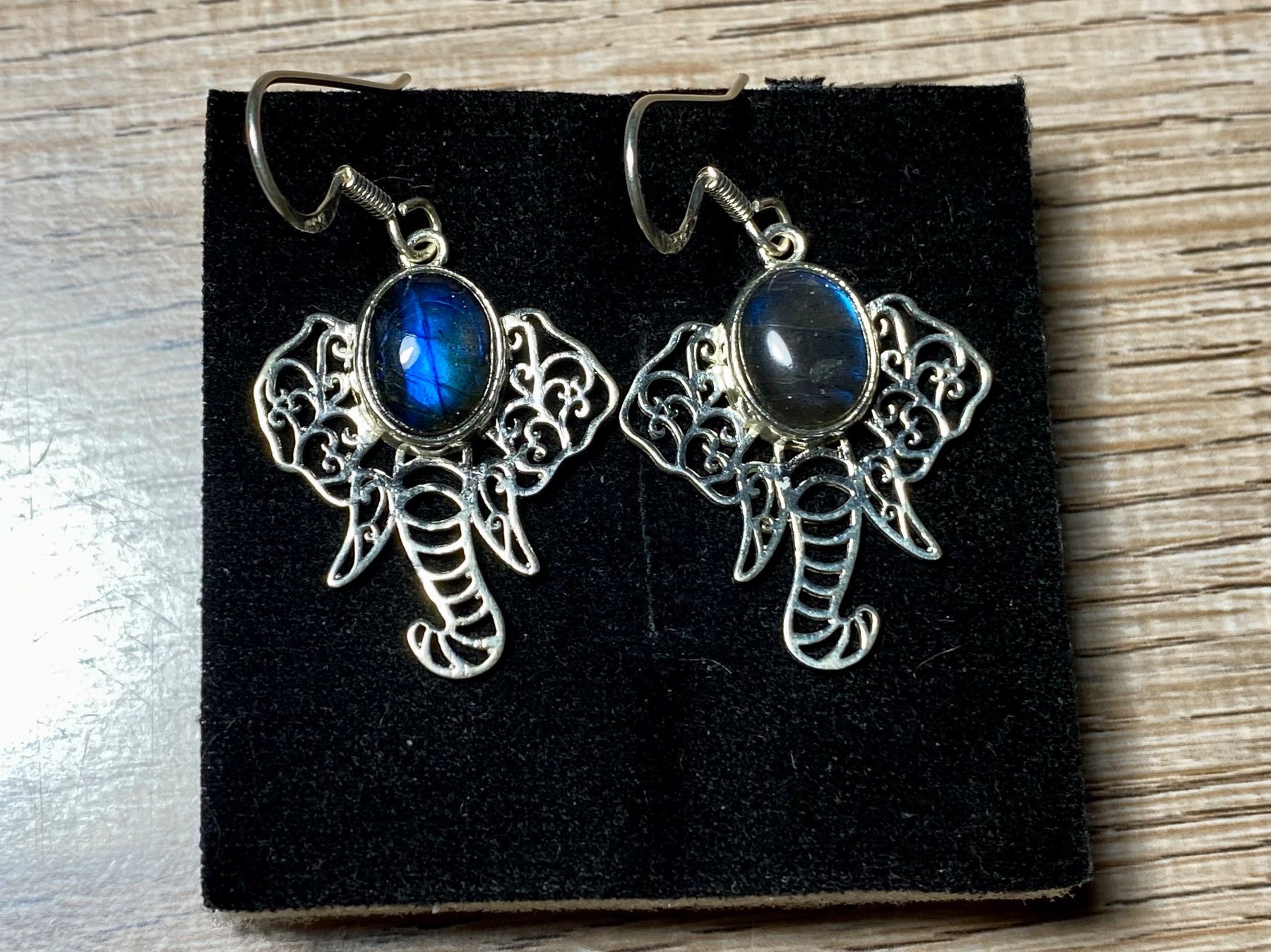Orecchini pendenti & Orecchini a lobo: Boho Elefant Ohrringe 925 Silber mit natürlichem Labradorit – Nuovo e nell'imballaggio originale da Laax venduto da Kiki_Kingdom3
