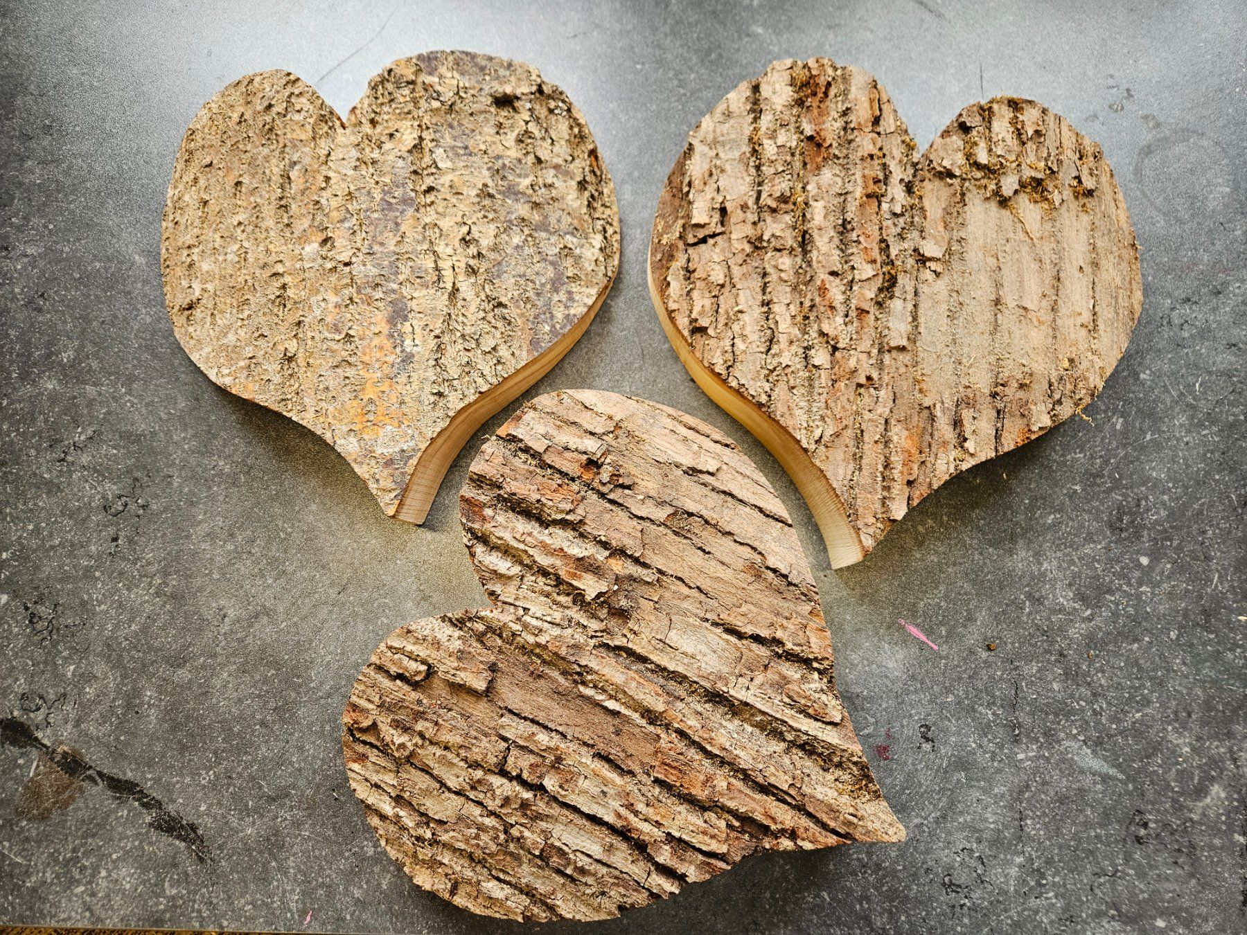 Tutte le decorazioni: Linden Holz Dekoherzen mit Rinde – Nuovo (secondo la descrizione) da Schangnau venduto da Egliholzbildhauerei