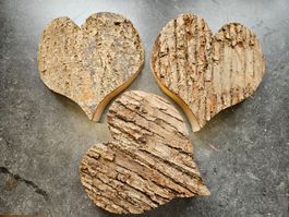 Linden Holz Dekoherzen mit Rinde