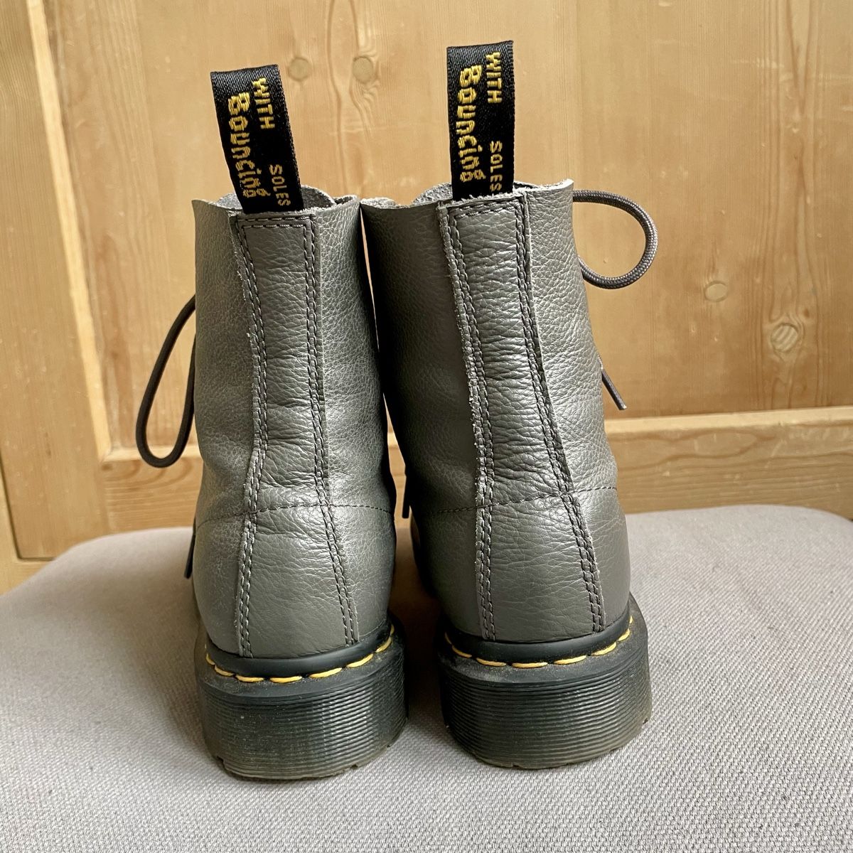 Dr. Martens Scarpe da uomo: Dr. Martens Grösse 37 Farbe grau – Usato da Felben-Wellhausen venduto da Scaccia7 2