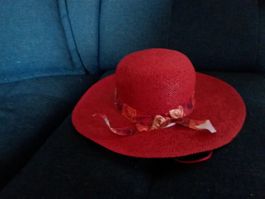 Roter Sommerhut mit Band – Sonnenschutz für Damen
