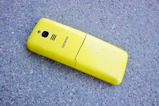 Nokia Telefoni cellulari / Smartphones: Nokia 8110 4G " Banana  " – Usato da Chur venduto da JennyAlexander 2