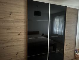 Kleiderschrank mit Schiebetüren