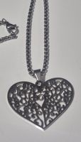 Collana con ciondolo a cuore traforato in acciaio inox