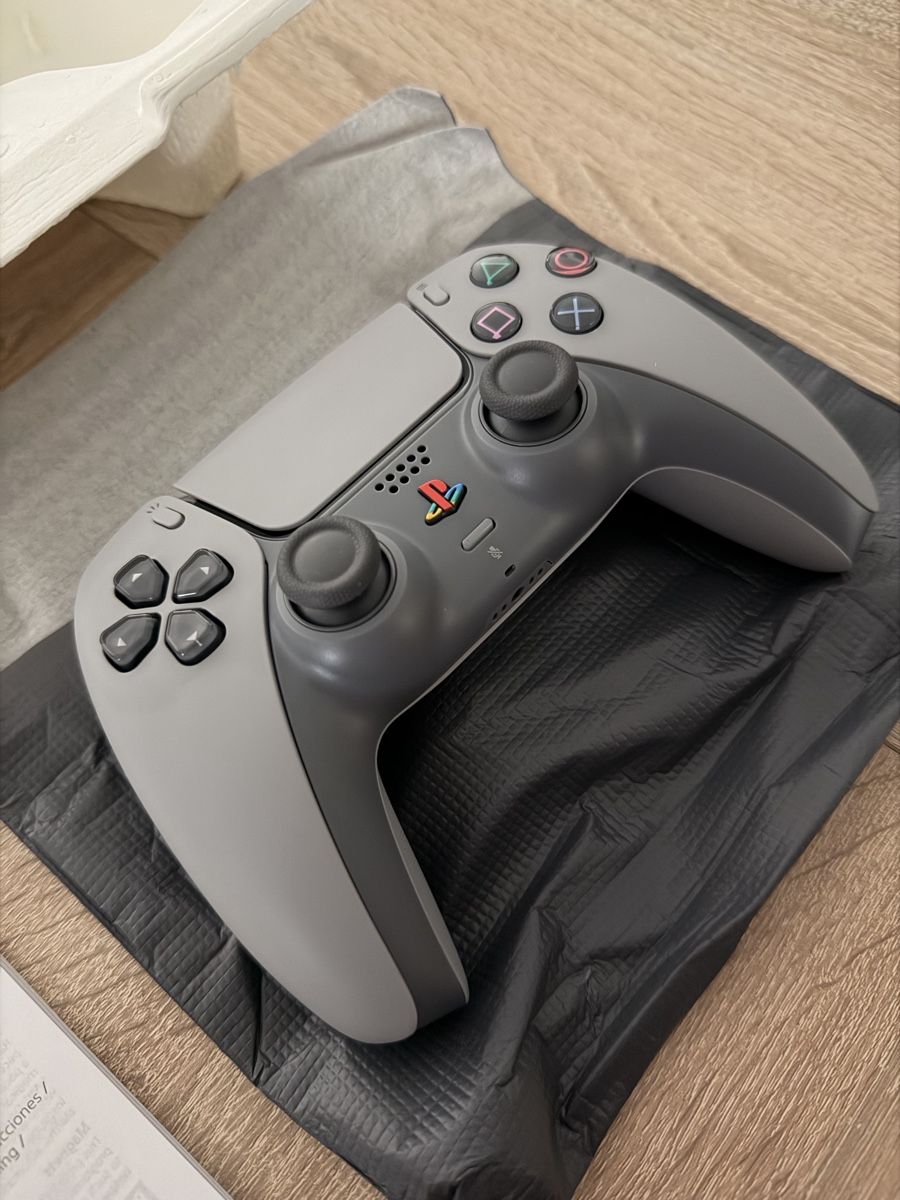 Sony Controller: SONY DualSense Wireless-Controller - 30th Anniv. Ltd. Ed – Nuovo e nell'imballaggio originale da Herbetswil venduto da Modano09 8